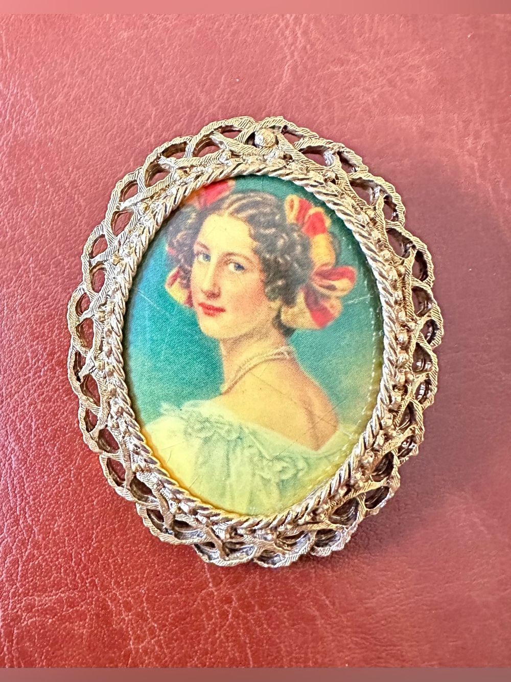VINTAGE FLORENZA GOLDTONE VICTORIAN LADY CAMEO BROOCH